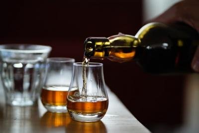 3 flasker kvalitets whiskey til barskabet